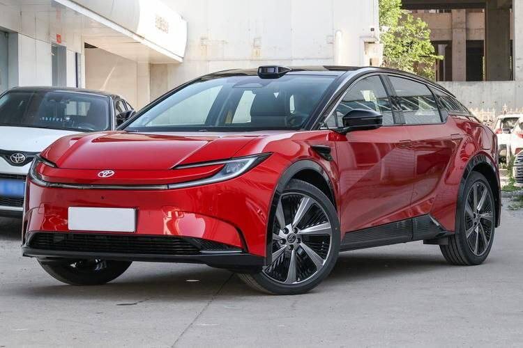 О технике новинки пока известно мало — заявлен автопилот, электродвижок на 272 силы и запас хода 550 или 630 км в зависимости от версии.