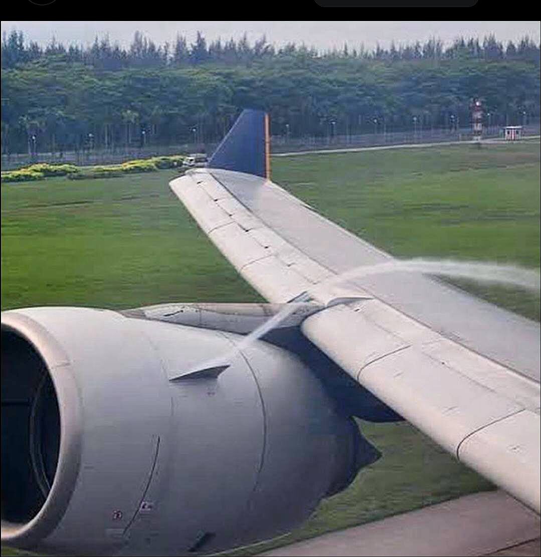 Плавник на двигателе самолета