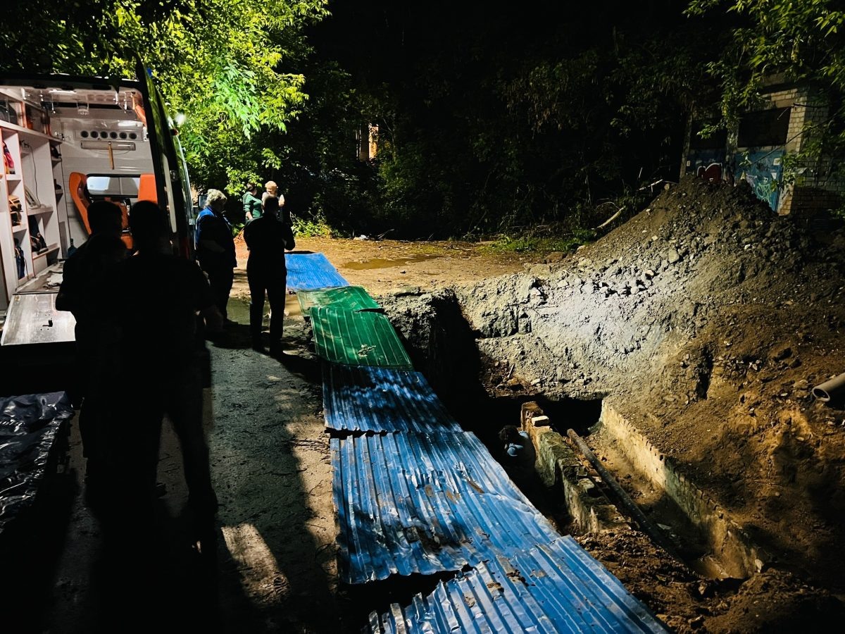    На улице Комсомольский бульвар подрядчик проводил гидравлические испытания на теплосетях