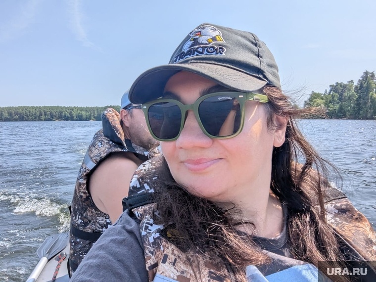 Фанаты «Трактора» в свободное от игр время катаются на лодках. Фото: Мария Чернышова © URA.RU