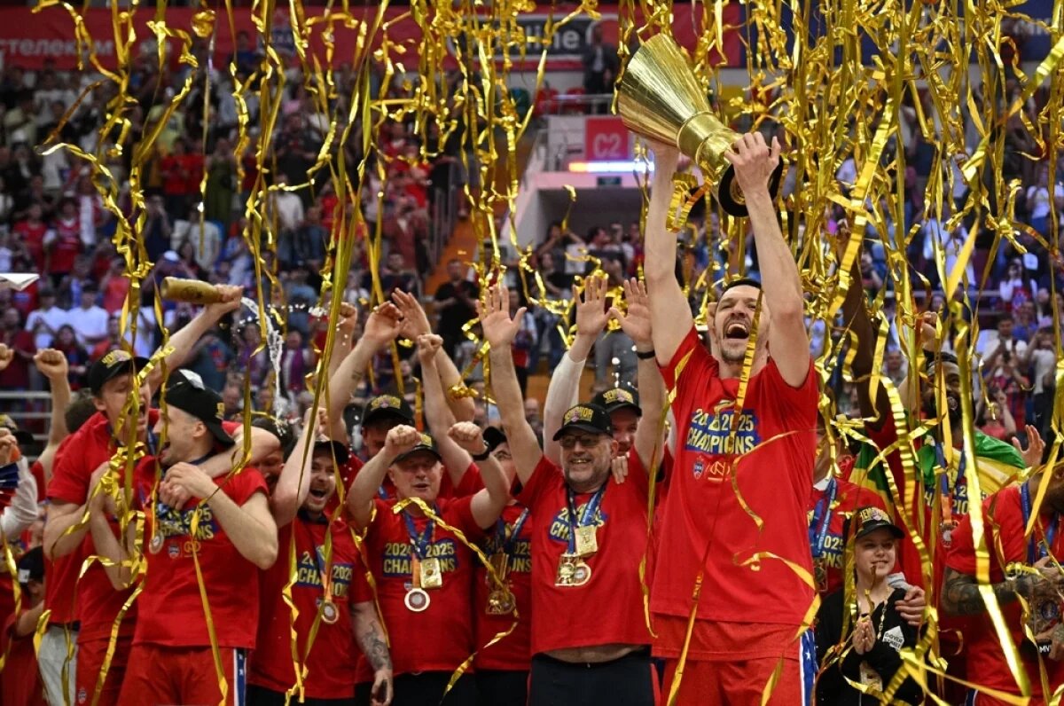    Семён Антонов (ЦСКА) с кубком на церемонии награждения после окончания матча финальной серии баскетбольного турнира «Единая лига ВТБ» в Москве.