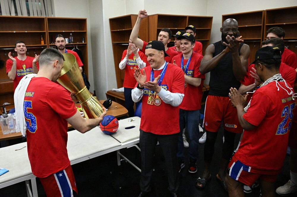    Игроки БК ЦСКА празднуют в раздевалке победу в финальной серии баскетбольного турнира «Единая лига ВТБ» в Москве. В центре: президент, генеральный директор БК ЦСКА Андрей Ватутин. Фото: РИА Новости/ Алексей Филиппов