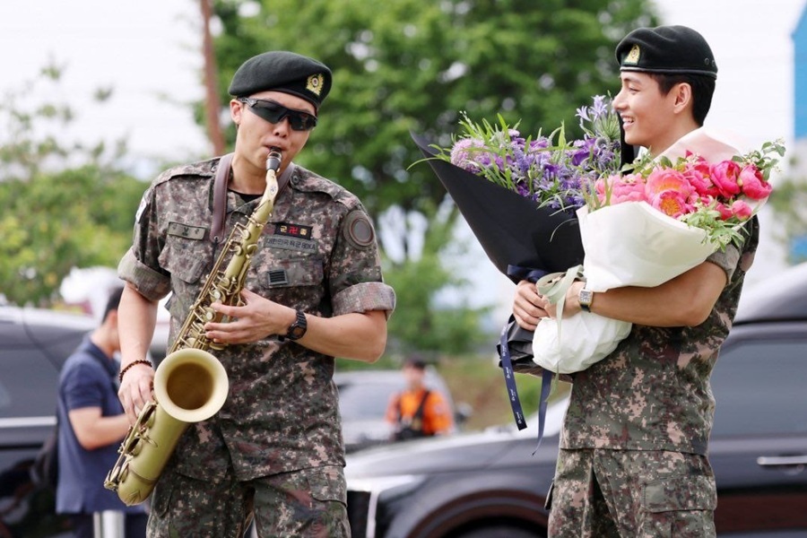 Намджун сыграл для собравшихся на саксофоне к полному восторгу Тэхёна