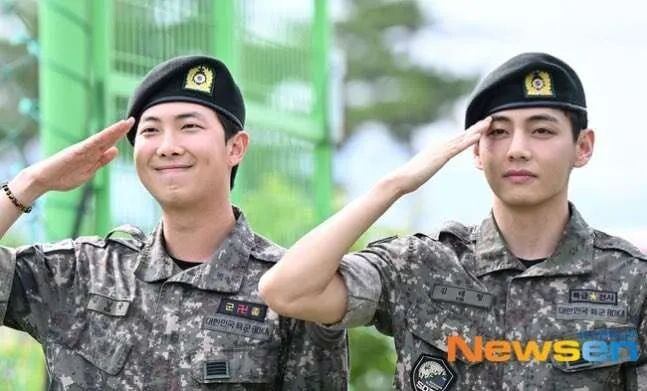 Трогательные речи RM и Ви из BTS после демобилизации