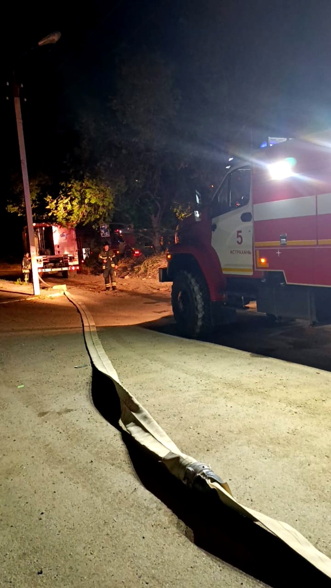 пожарные ПЧ№5 ГКУ "Волгоспас" выезжали на тушение пожара в Трусовский район г. Астрахани