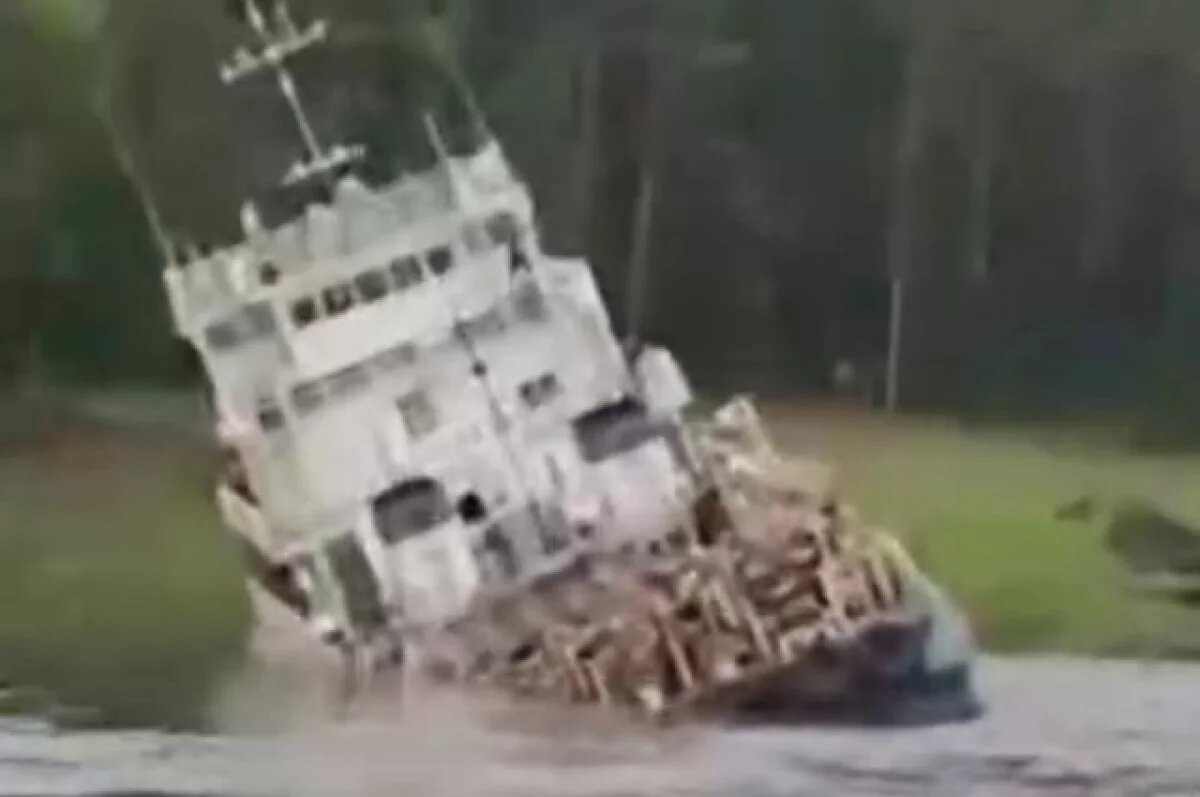    После ЧП с теплоходом на Енисее нефтяная пленка протянулась на 30 км