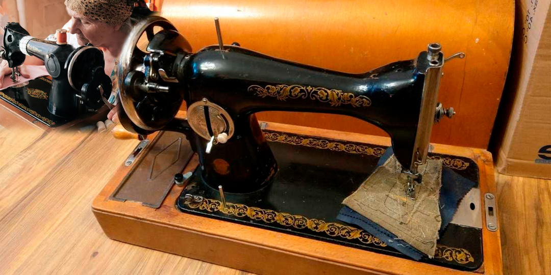 Неубиваемая швейная машинка из СССР. Пацаном ещё любил ручку на ней покрутить - звук, как у "Максима"