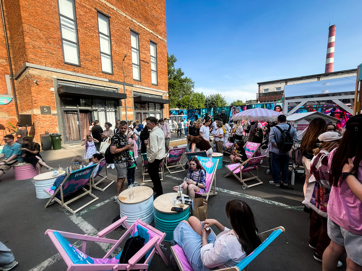 Гости отдыхают и общаются →