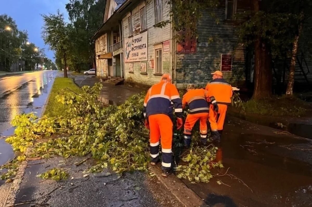    Службы устраняют последствия шторма.