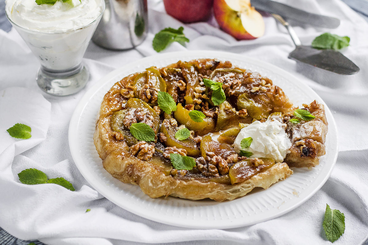 Тарт Татен с яблоками и грецкими орехами