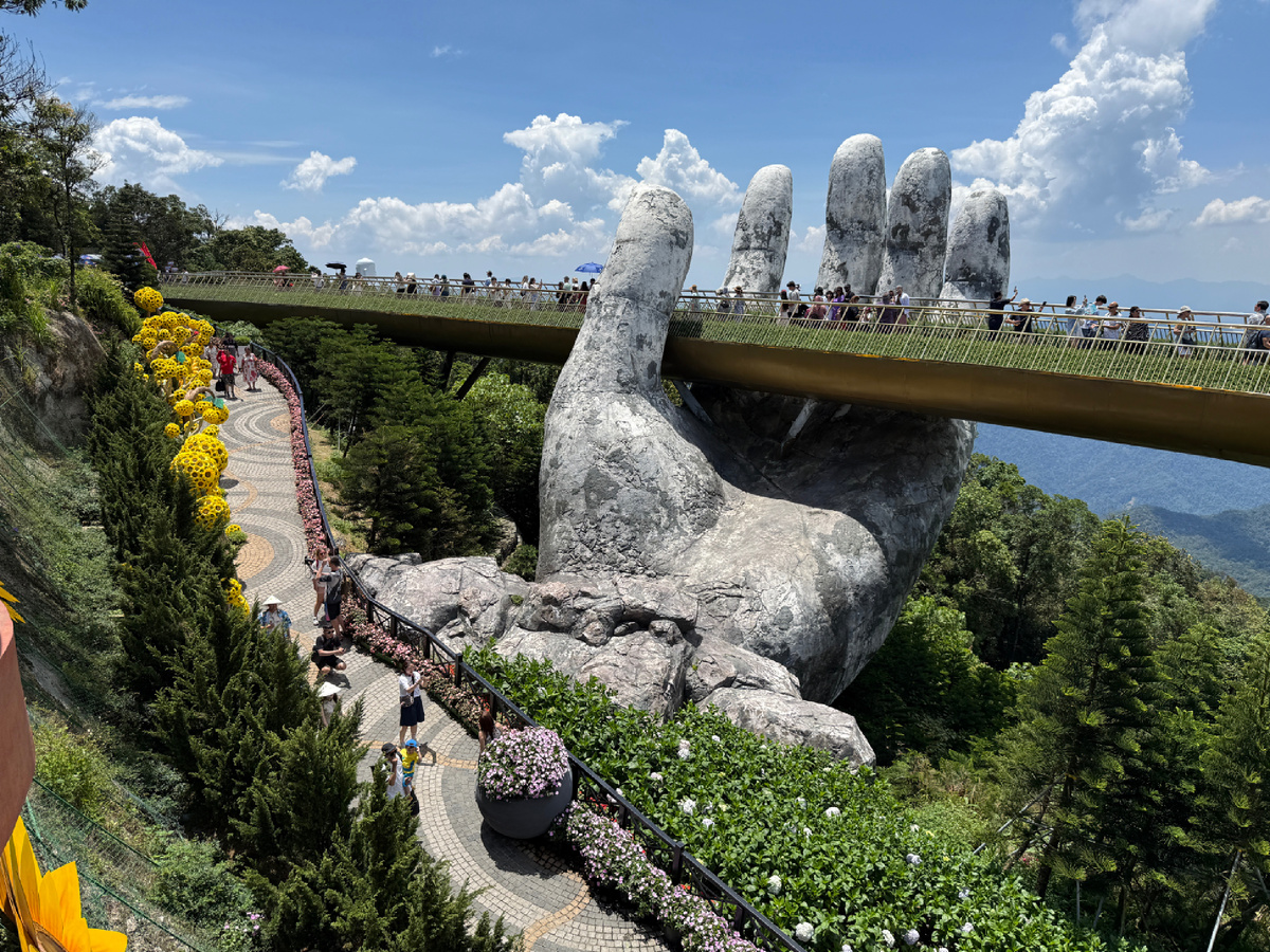 Мост "Руки Бога" в Дананге. Вьетнам