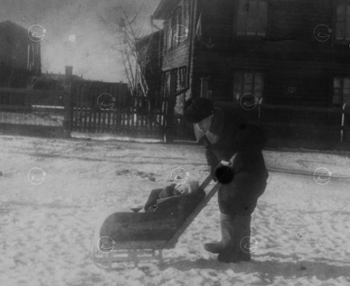 Фото из семейного архива. Владислав Игоревич с папой. 8 месяцев. 1949 год. г.Свердловск
