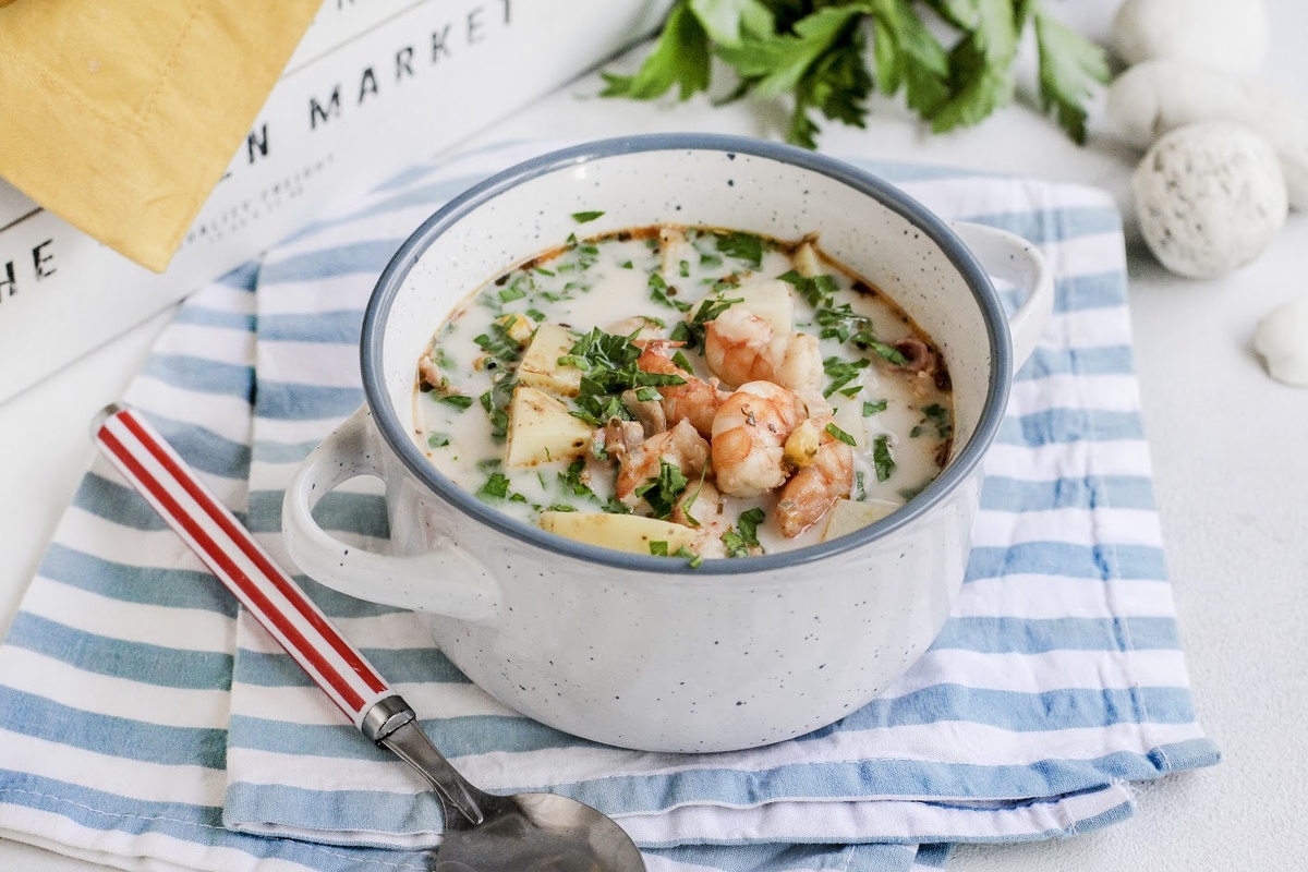 Чаудер — сливочный американский суп с креветками и кукурузой