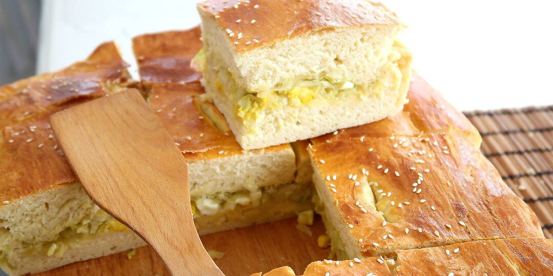 Дрожжевой пирог с молодой капустой в духовке