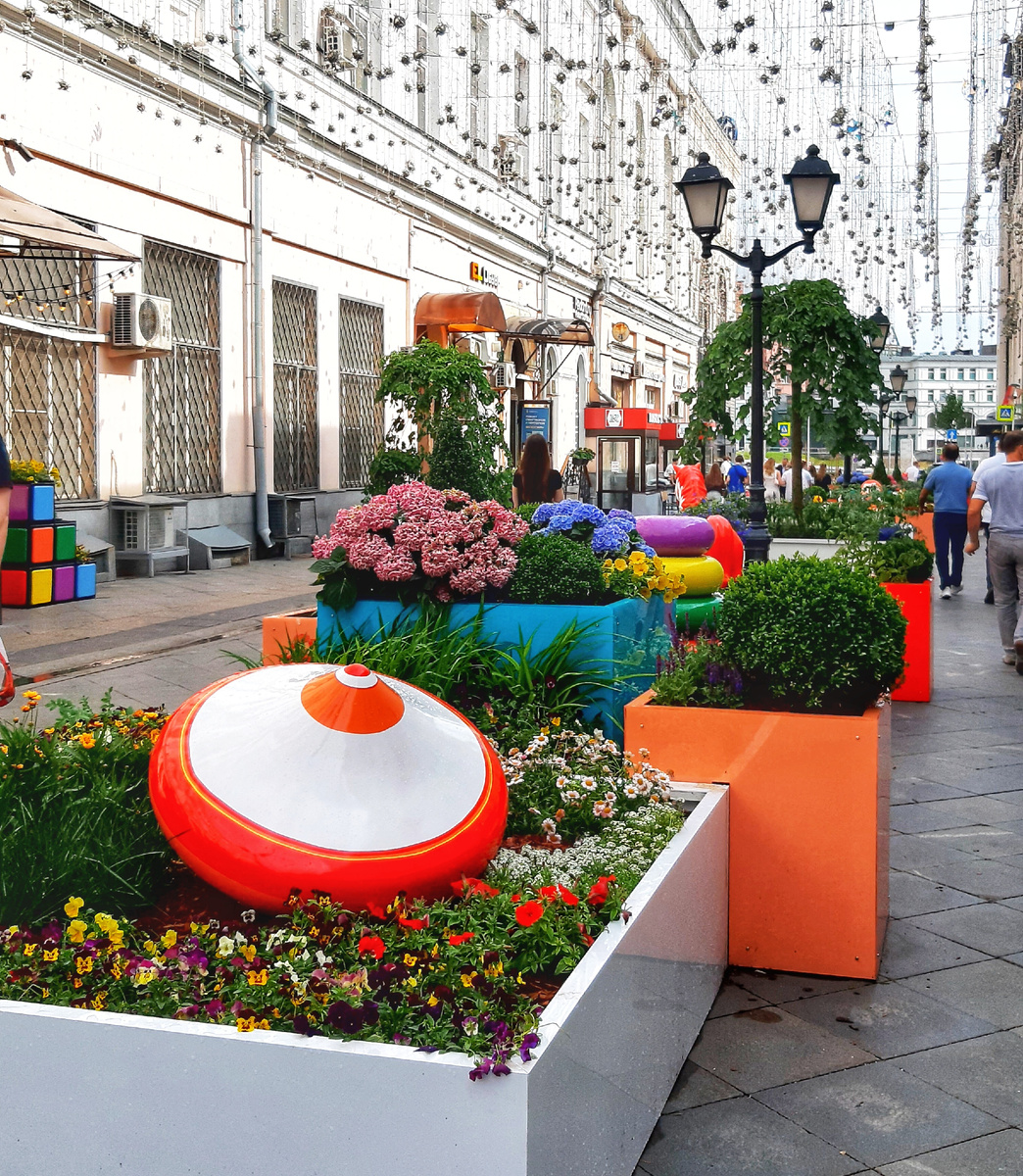 Лето 2025 в Москве. Ностальгическая улица Рождественка: советские игрушки - погружение в детские воспоминания. Юла.