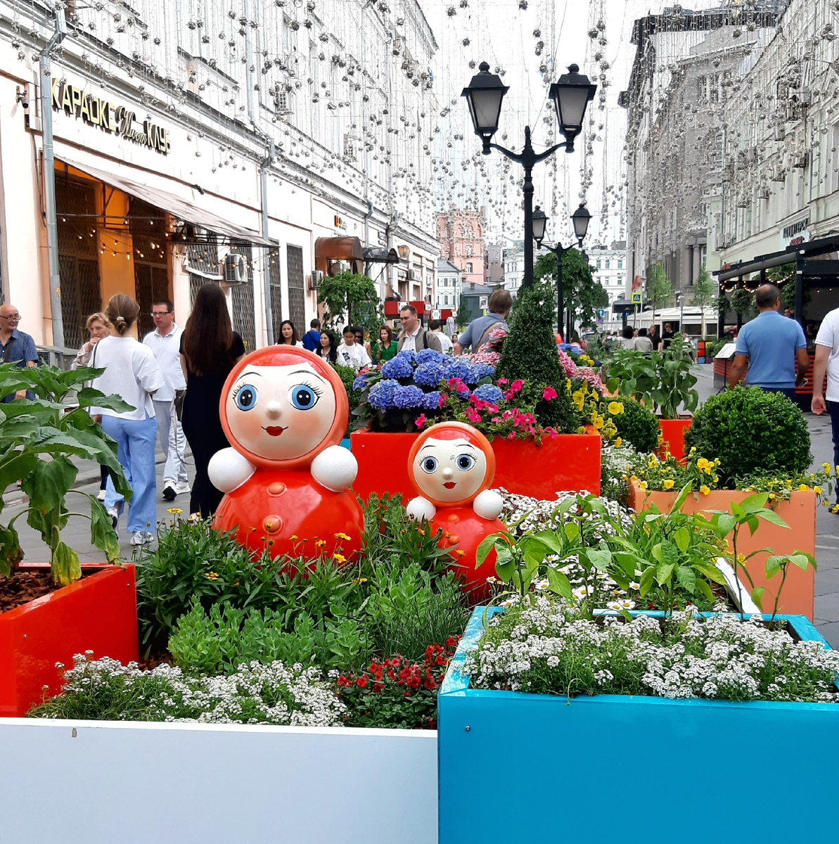 Лето 2025 в Москве. Ностальгическая улица Рождественка: советские игрушки - погружение в детские воспоминания. Неваляшки.