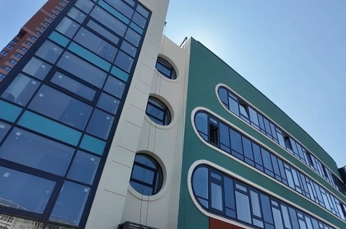    У новой детской поликлиники на ул. Готвальда уже покрасили фасад