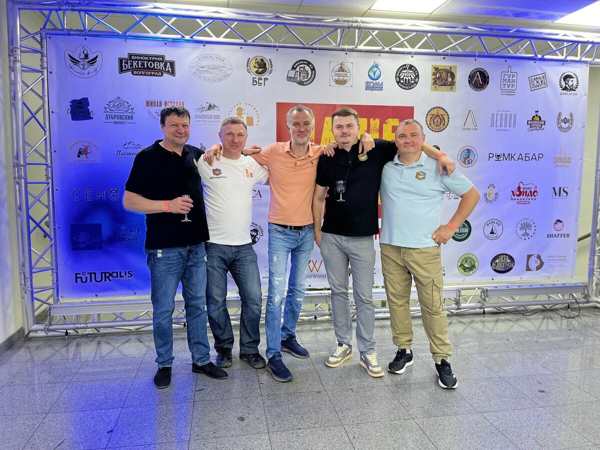 Клуб винокуров России с организатором форума винокуров "Знак качества". Источник: https://t.me/rumwhiskey