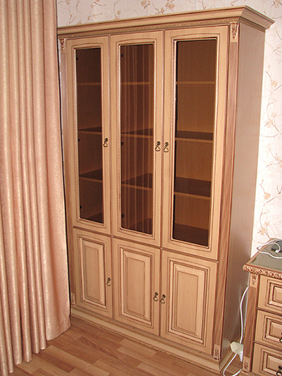 Книжный шкаф