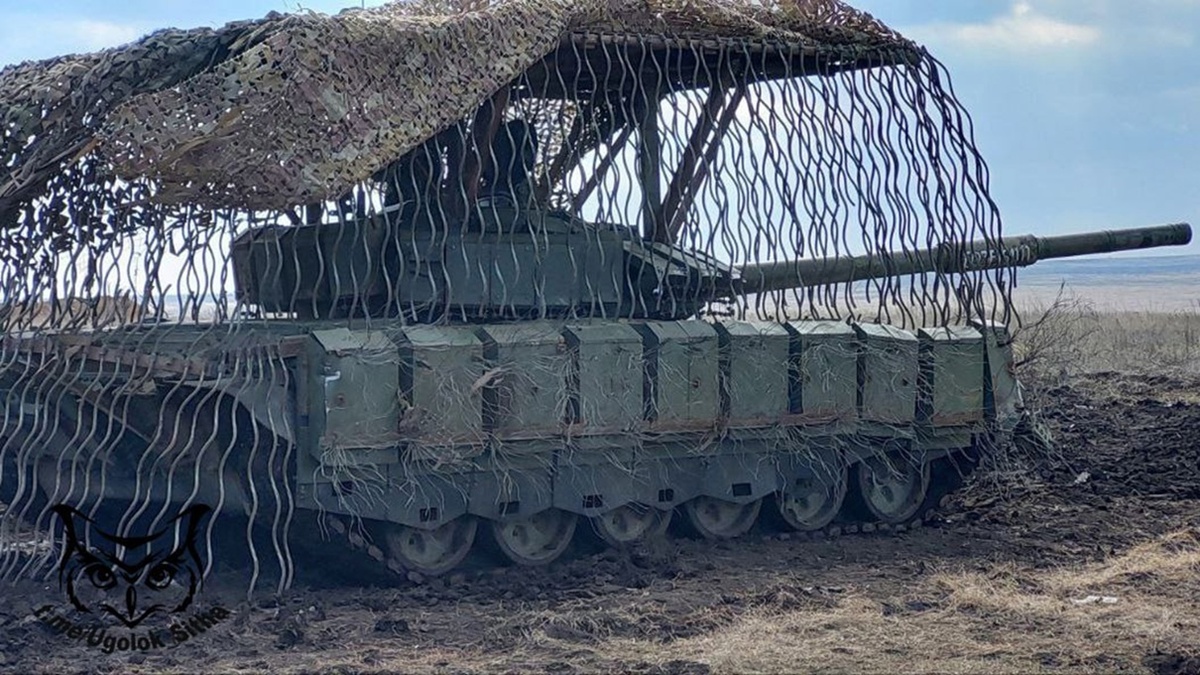 На фотографии: Российский Т-72Б3: лучший танк в модификации «Доширак». Источник фото: https://lostarmour.info/media/articles/images/ukraine-battle-to-the-end-jumbotron-bg.jpg