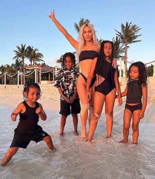 У Ким Кардашьян, по сообщениям, около 10 нянь, работающих посменно для заботы о детях