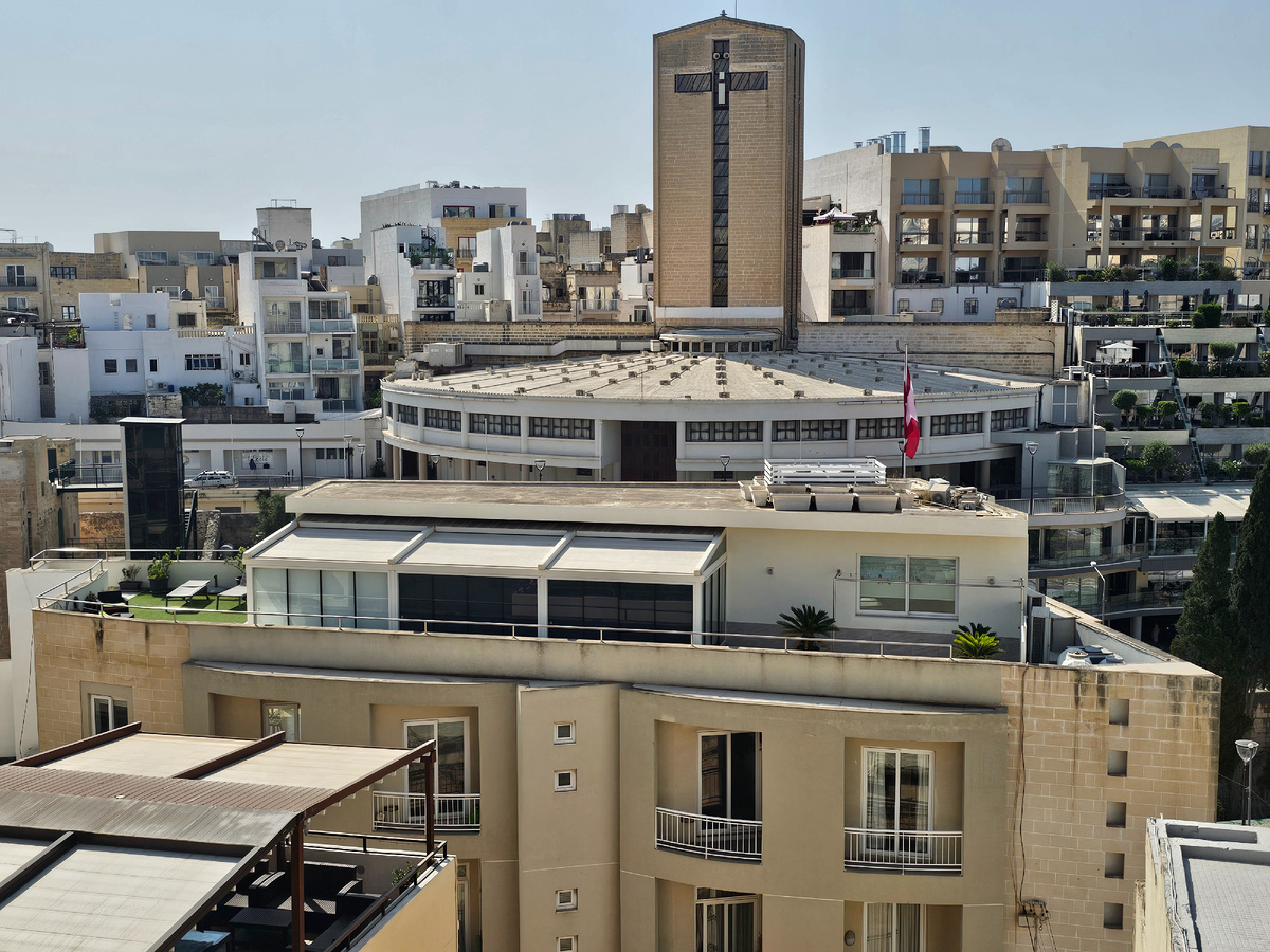 Прямо перед вами на крыше дома был достойный пентхаус