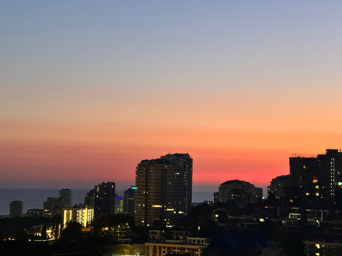 В Сочи потрясающие закаты. Они всё время разные. Так что готовьтесь лицезреть их со мной всё лето 😆