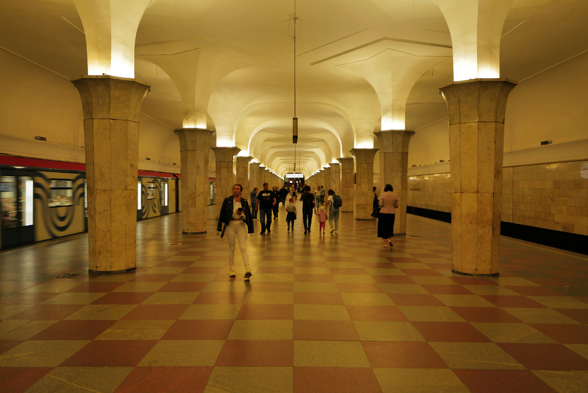 Кого удивит тот факт, что метрополитен в Москве доминирует над всеми прочими видами транспорта настолько, что он есть и в клипах, и в кино, и много где ещё?… Конкретно это — "Кропоткинская", в самой западной точке Бульварного кольца, где начинается Гоголевский бульвар.