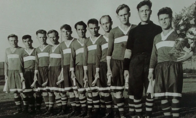 Коломенкин - 4-й слева в команде советского гарнизона Берлина