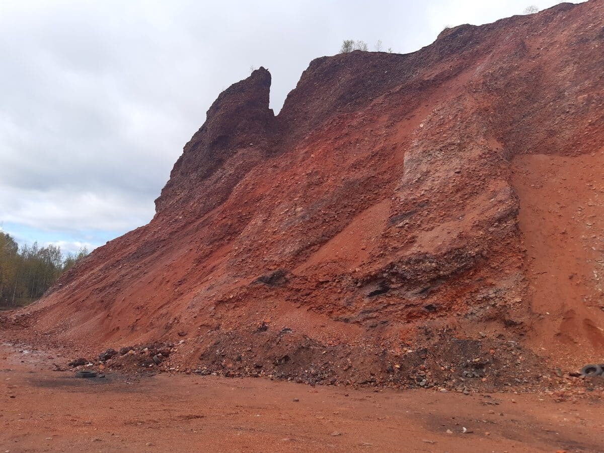    Отвал горелого террикона в п. Шахта / © Степан Леонтьев, сборник «Химия. Экология. Урбанистика»