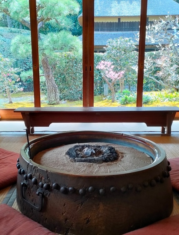 фото автора.Чайный домик в японском саду под Киото.В центре-ирори,традиционный очаг,вокруг которого собираются для чаепития и разговоров.