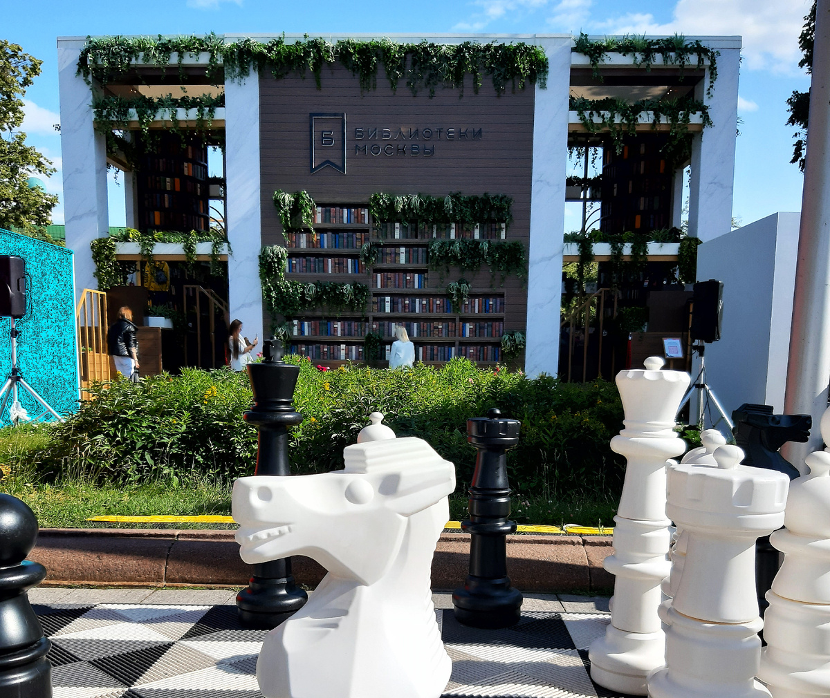 Лето 2025 в Москве. Москва читает... Литературный фестиваль «Книга в городе» - Театральная площадь, у фонтана Витали.