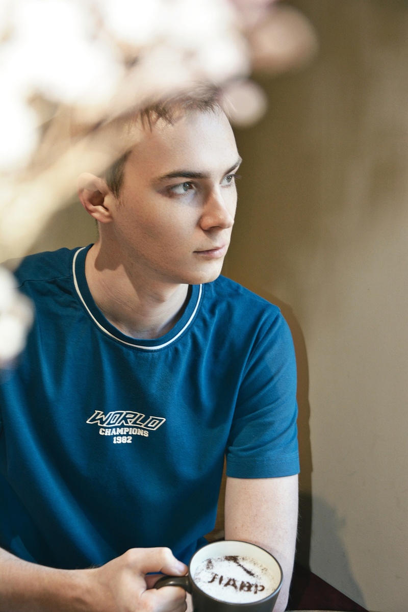 Что делать, если груз вины не даёт жить по-старому? Как вымолить прощение у того, кого уже нет рядом? И можно ли искупить чужую боль? Сегодня в рубрике «Одобрено Шаховкой» наш системный администратор Даниил Хомутов представляет роман Евгения Водолазкина «Лавр» 