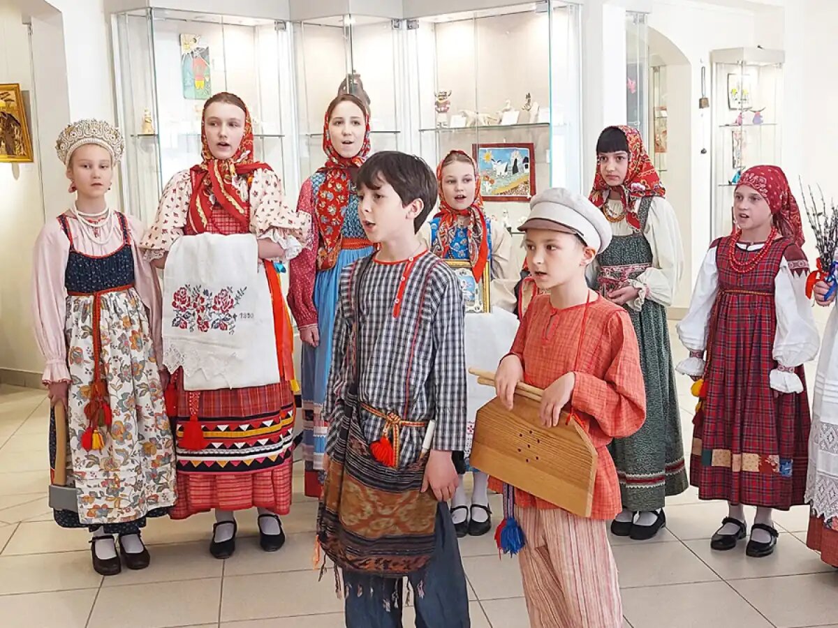    На открытии выставки юные участники образцового художественного коллектива этностудии «Кот Васенька» продемонстрировали обряд выгона скота.