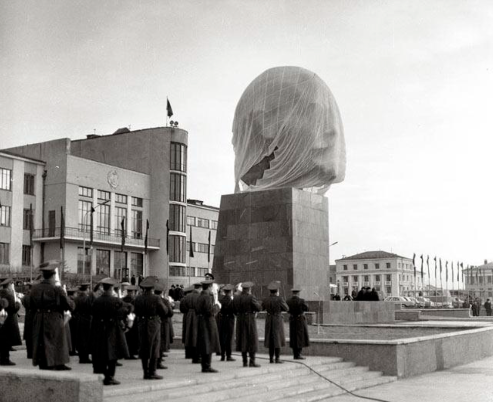 Торжественное открытие памятника В.И. Ленину на пл. Советов, г. Улан-Удэ. 
Фото, 5 ноября, 1971 г.
