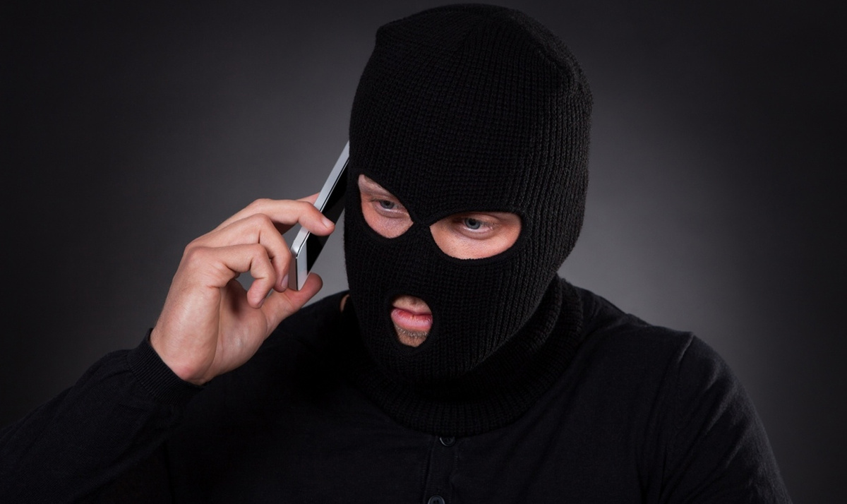 Эти люди забирают у стариков последнее. Фото Яндекс.Картинки. 