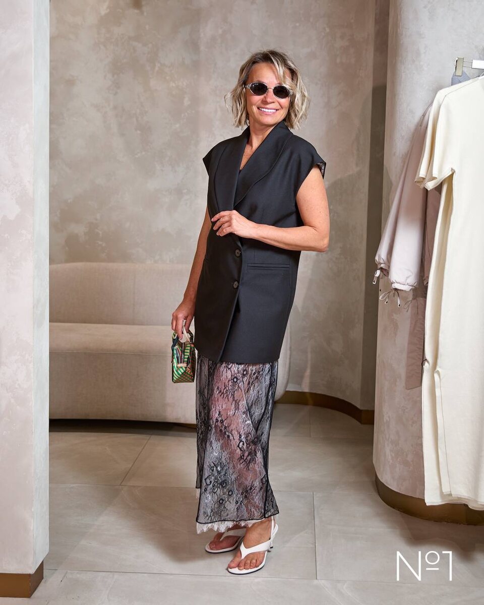 Удлинённый чёрный жилет + два кружевных платья = многослойность, достойная модного редактора
Vogue.