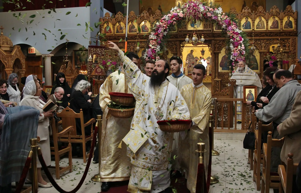 Современный греческий православный храм во время службы, фото в интернетах