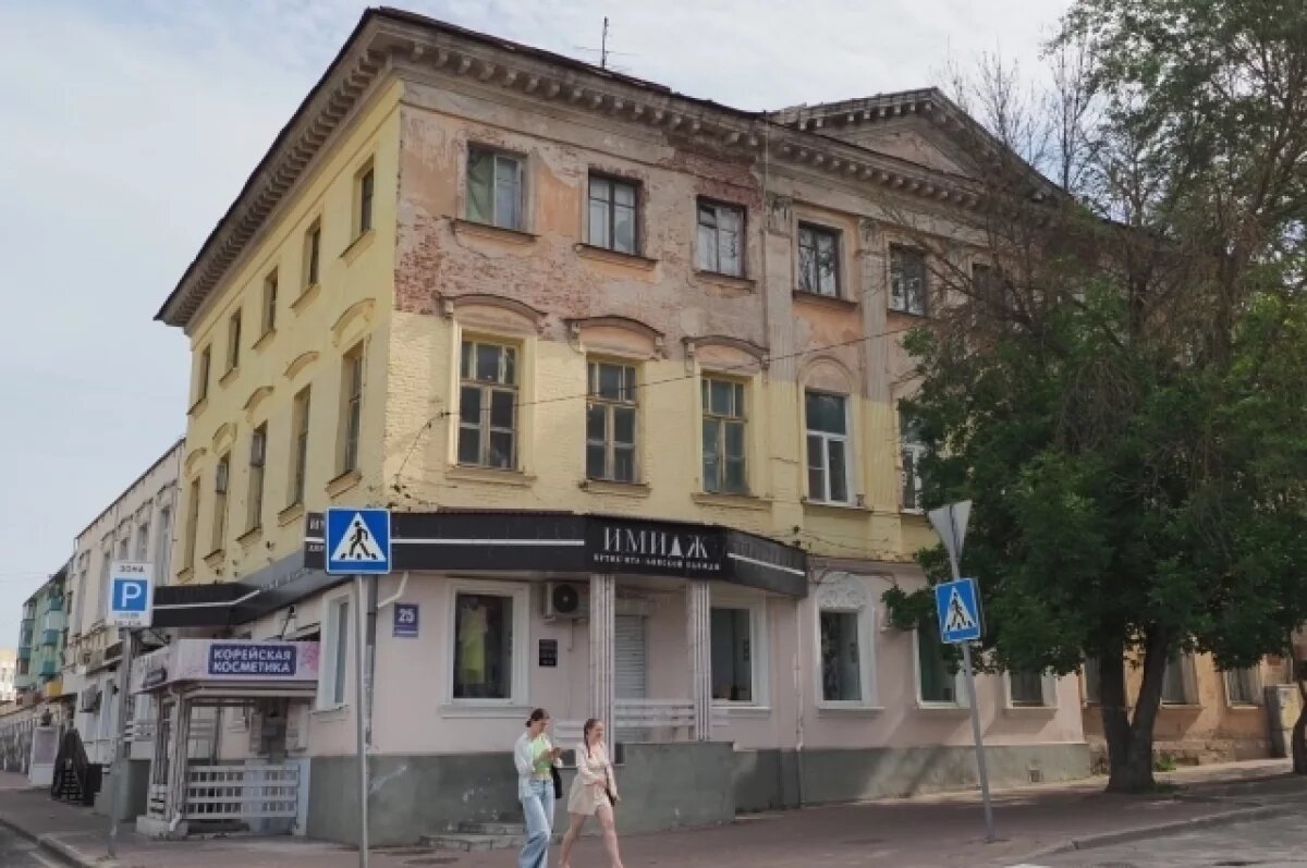    Дом является памятником культурного наследия, однако внутри всё изношено – от коммуникаций до кровли.