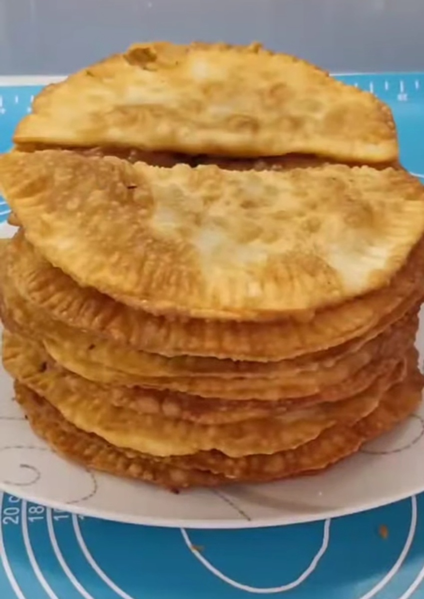 Для приготовления вкусных домашних чебуреков , Вам понадобится: