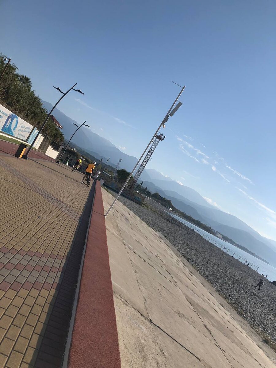 Набережная Сочи и вид на горы