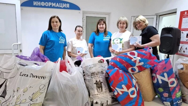     «Росводоканал Барнаул» и фонд «Облака» провели благотворительную акцию по сбору вещей для нуждающихся семей края. Фото предоставлено компанией «Росводоканал Барнаул», автор Дарья Черных.