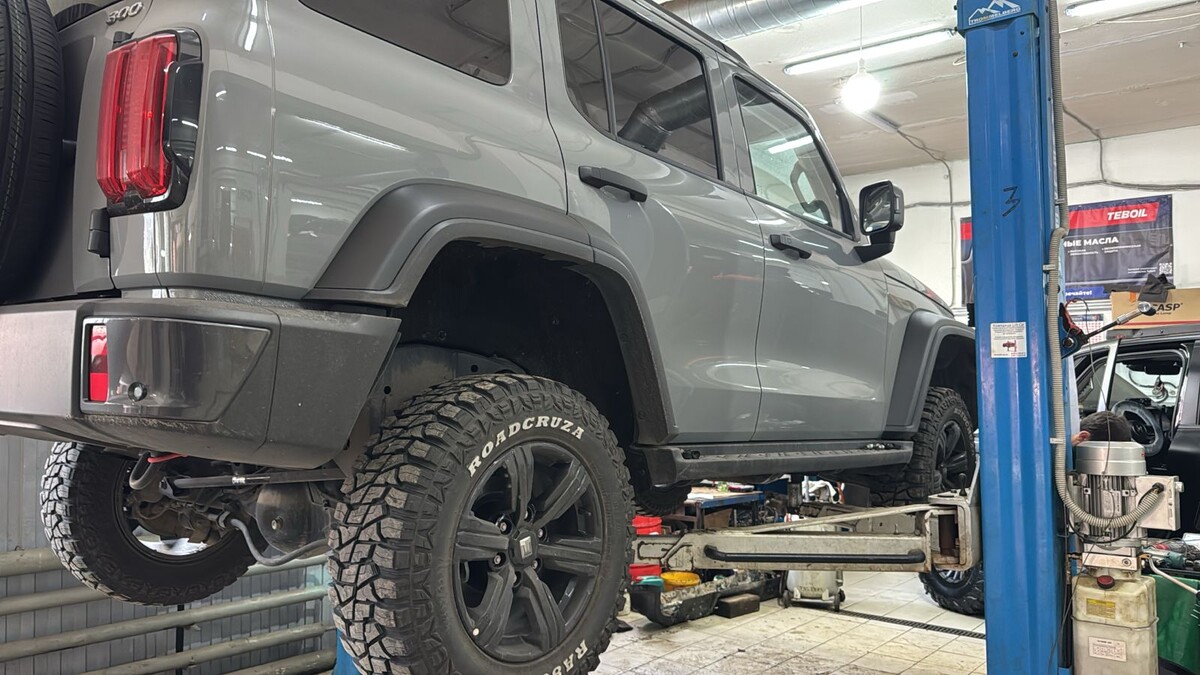 засовываем машину на подъемник