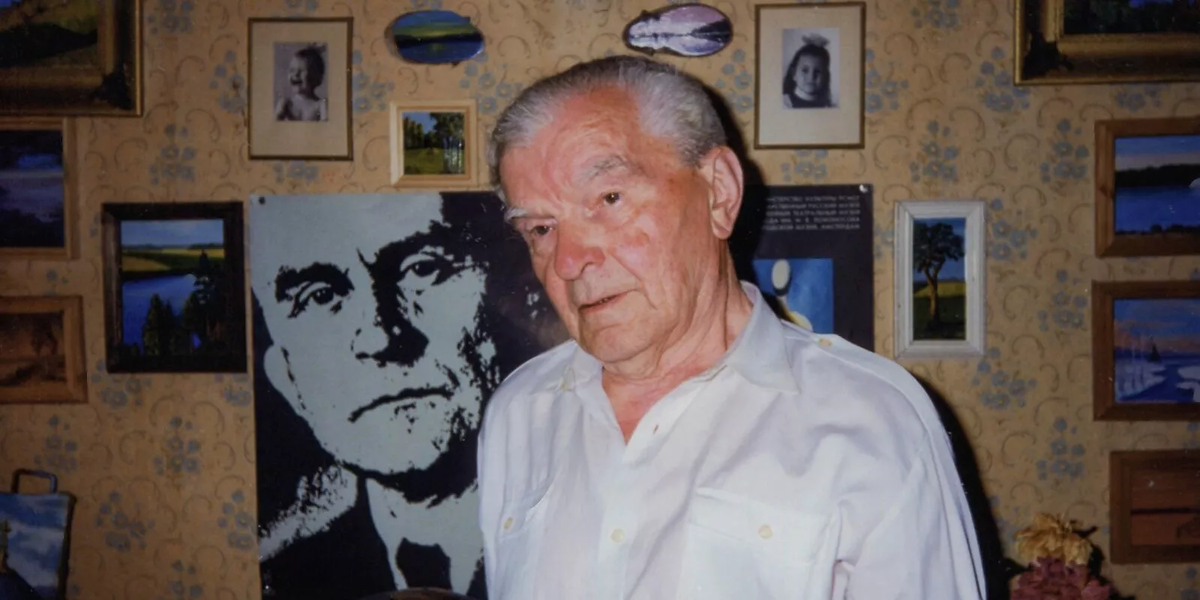 Владимир Богданов у портрета Казимира Малевича. Источник: https://www.mos.ru/news/item/86438073/