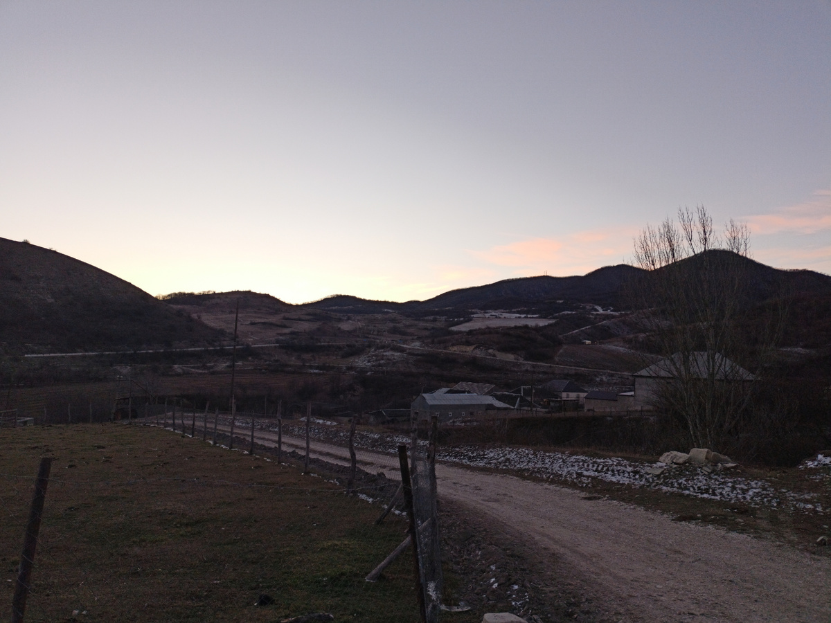 Фото автора: раннее утро на краю горного села (Дагестан, январь 2024)