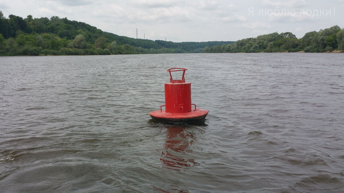 Знак правой комки судового хода. Судя по всему - излюбленное место отдыха птиц