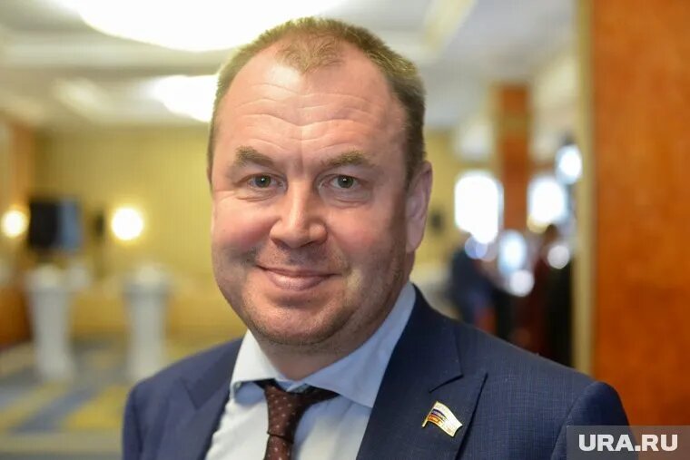 Станислав Наумов подарил министру спорта России талисман Парижского полумарафона. Фото: Вадим Ахметов © URA.RU