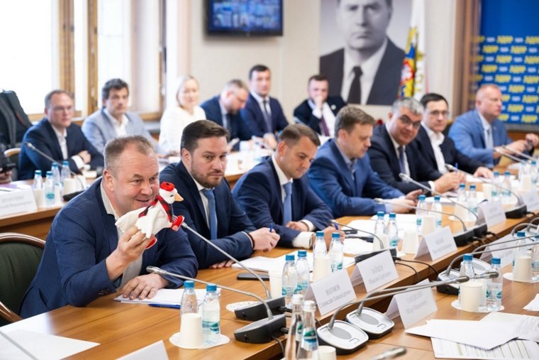 Станислав Наумов подарил министру спорта гуся. Фото: https://vk.com/wall384758789_16894