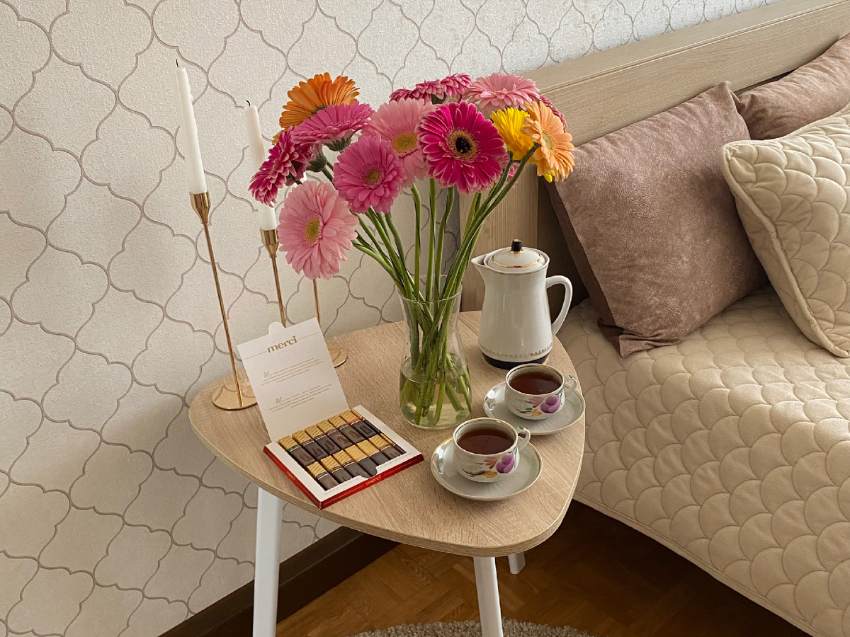 Это цветочки для хорошего настроения. Фото сделано мной. А чайник с фотографии уже продается на авито 🤭 