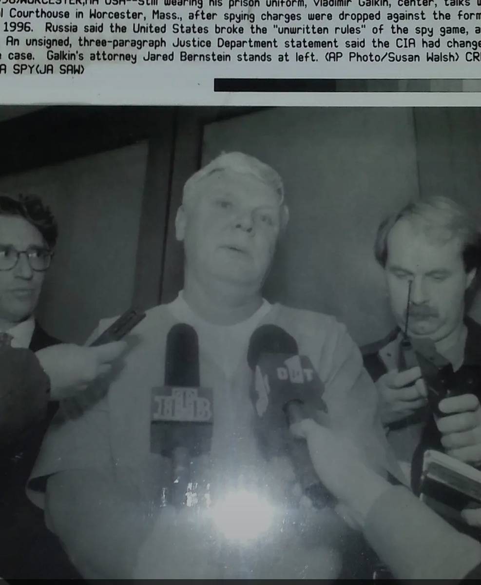 На фото агентства АP: адвокат, экс-шпион, корр.ИТАР-ТАСС.